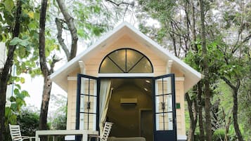 Tiny House | Egyptian cotton sheets, premium bedding, individually decorated