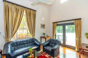P'teas Lumhae - Khmer USA | Living area