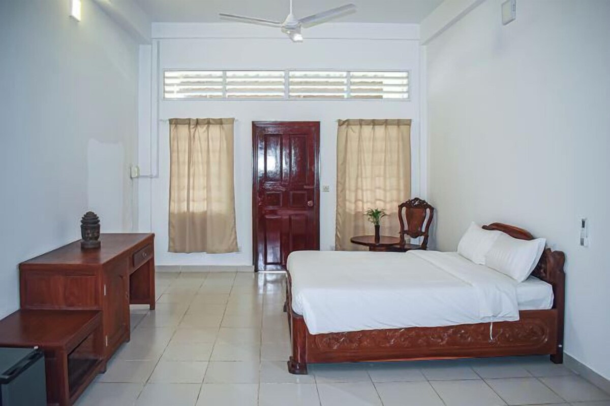 Egyptian cotton sheets, premium bedding, desk