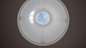 Un soffitto circolare con una finestra a lucernario centrale.
