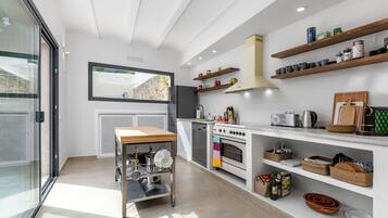 Een koelkast, een oven, een kookplaat, een vaatwasser