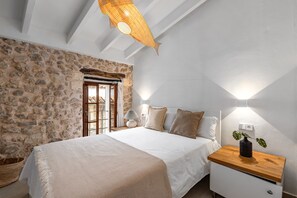 3 soverom, skrivebord, strykejern/-brett og reiseseng for barn