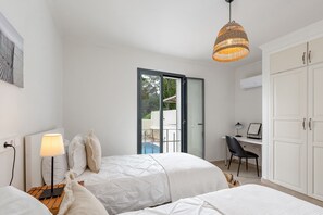 3 chambres, bureau, fer et planche à repasser, lit parapluie