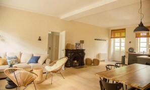 TV, fireplace - Traumhafte Ferienwohnung Direkt am Plöner See (Nehmten)