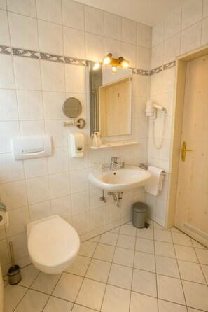 Douche, articles de toilette gratuits, sèche-cheveux