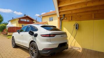 Electric vehicle charging station