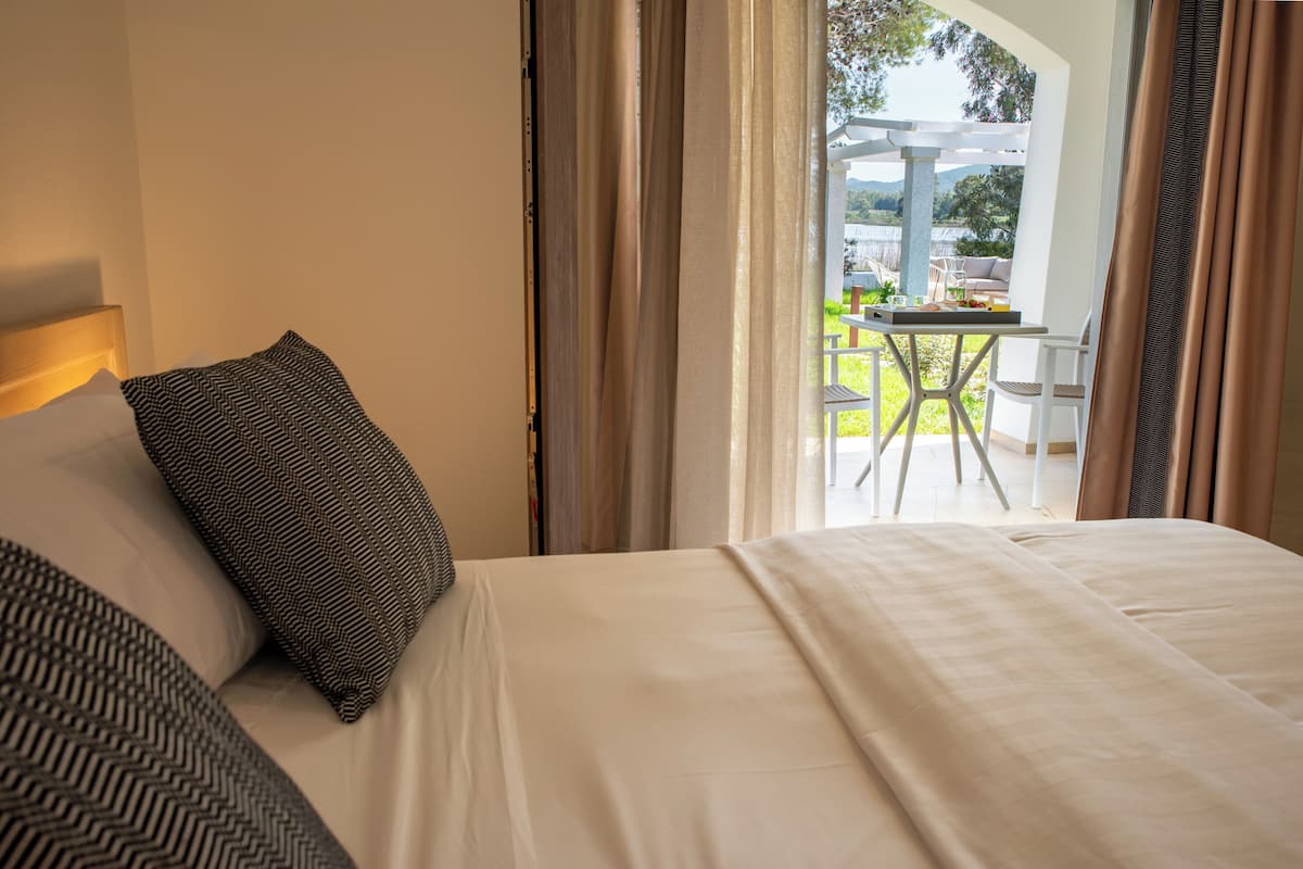 Frette Italian sheets, premium bedding, down comforters, minibar
