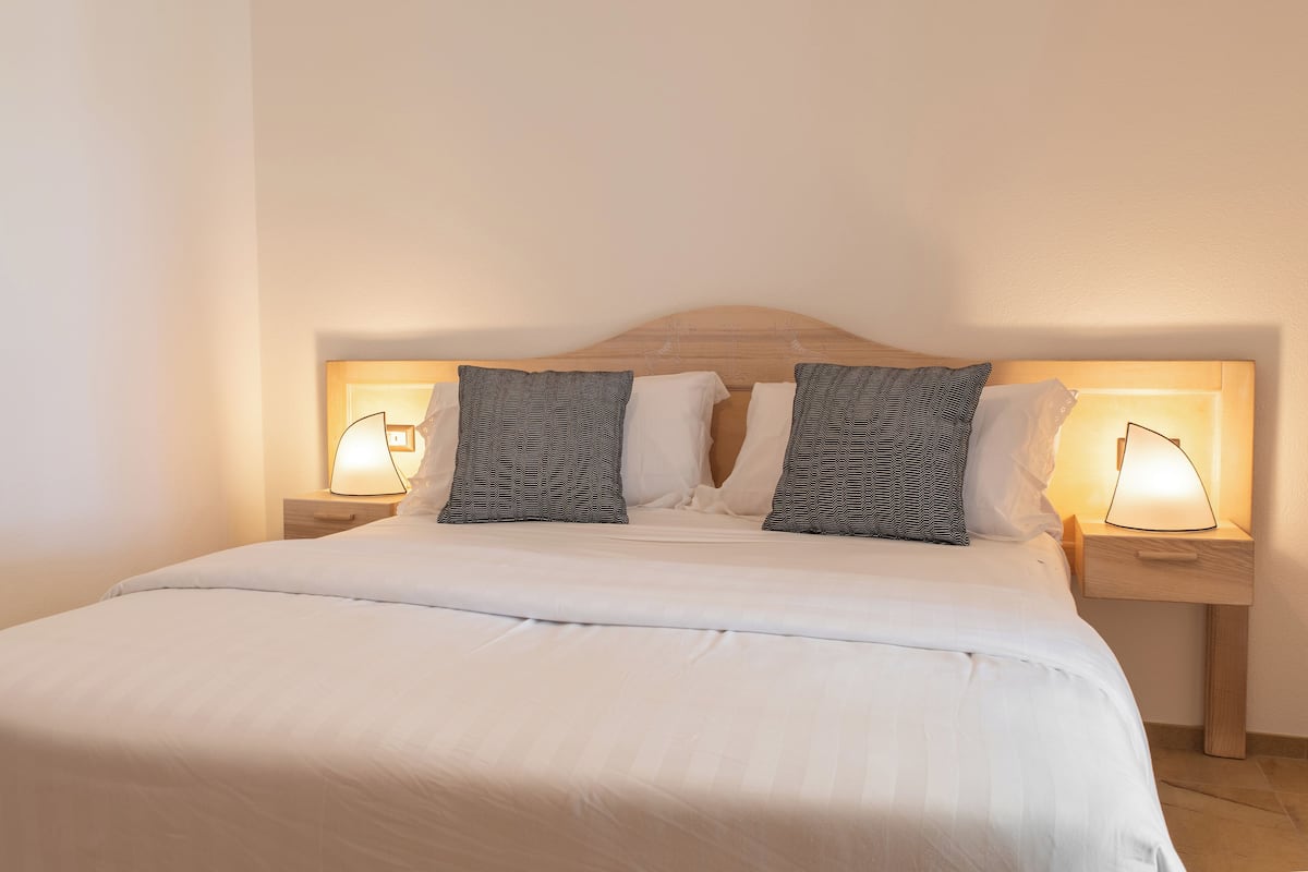 Frette Italian sheets, premium bedding, down comforters, minibar