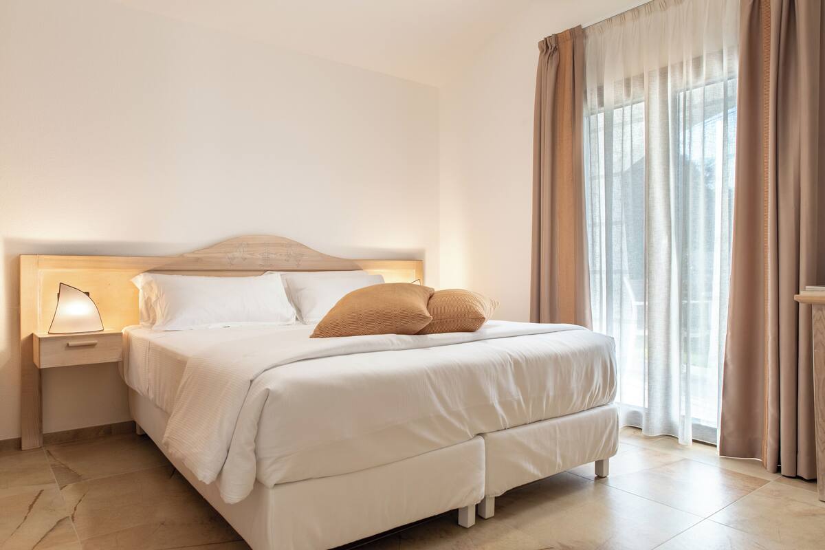 Frette Italian sheets, premium bedding, down comforters, minibar