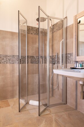 Deluxe Room, 1 Bedroom, Garden View | Bathroom | Shower, rainfall showerhead, free toiletries, hair dryer - Maristesi Suites&Rooms (Siniscola)