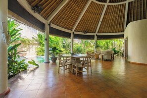 Traditional Villa | Dining room
