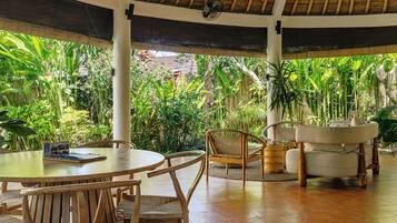 Traditional Villa | Dining room