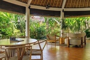 Traditional Villa | Dining room