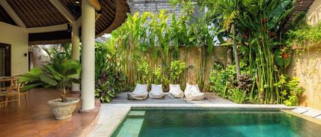 Utendørsbasseng og solsenger