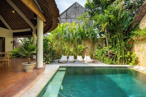 Outdoor pool, pool loungers - Flor Villa by Betterplace (Canggu)