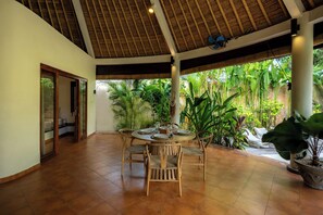 Traditional Villa | Dining room - Flor Villa by Betterplace (Canggu)