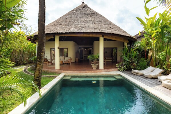 Outdoor pool, pool loungers - Flor Villa by Betterplace (Canggu)