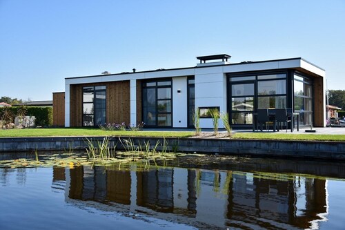 Diese luxuriösen, schönen und freistehenden Ferienvillen für sechs Personen haben einen einzigartigen Blick auf das Wasser. Die luxuriösen Villen haben viel Privatsphäre, bieten ein hohes Komfortniveau und verfügen über eine geräumige Terrasse aus Ha