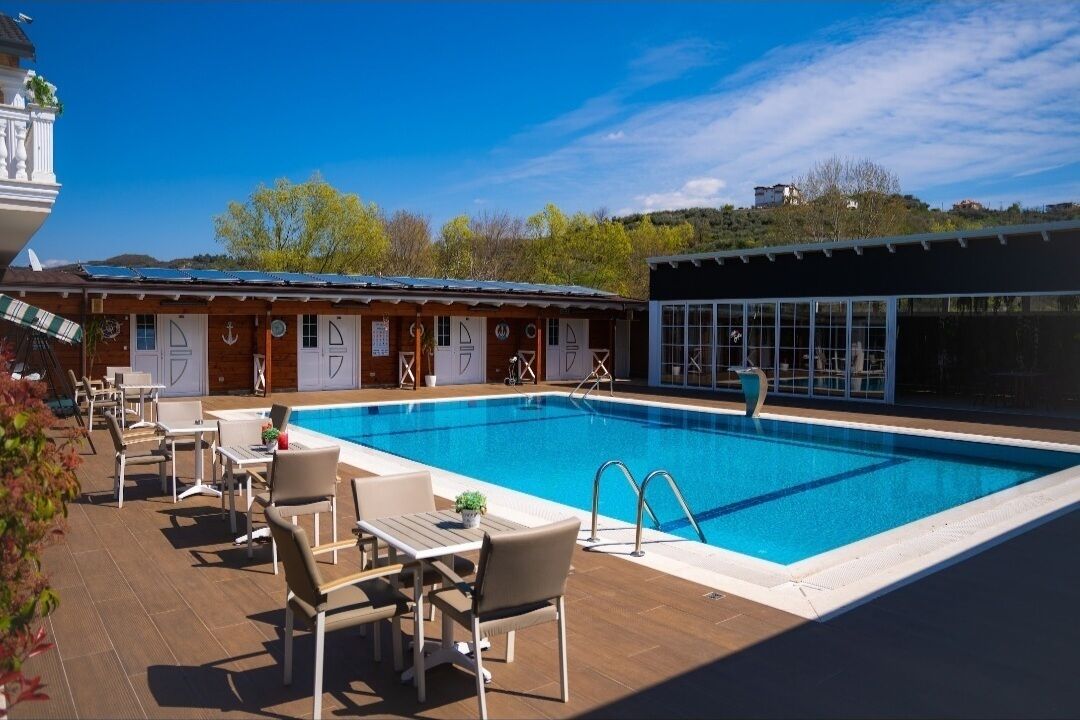 حمّام سباحة خارجي