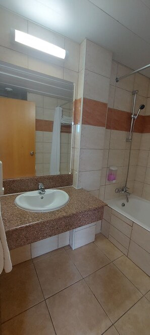 Free toiletries, hair dryer - New Famagusta Hotel&Suites (Ayia Napa)