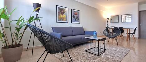 Una televisión, una oficina