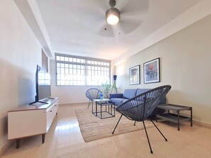 TV, offices - w* | Modern 2BR In La Cresta (Panamá)