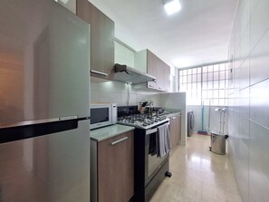 Refrigerador, microondas, horno, placa de cocina