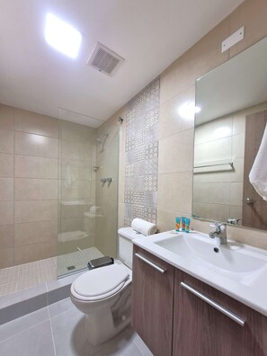 Douche, sèche-cheveux, serviettes fournies