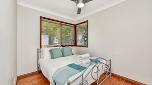 4 bedrooms, iron/ironing board, free WiFi - NEW PropertyBreezy Bayside Haven at Brightwaters (Brightwaters)