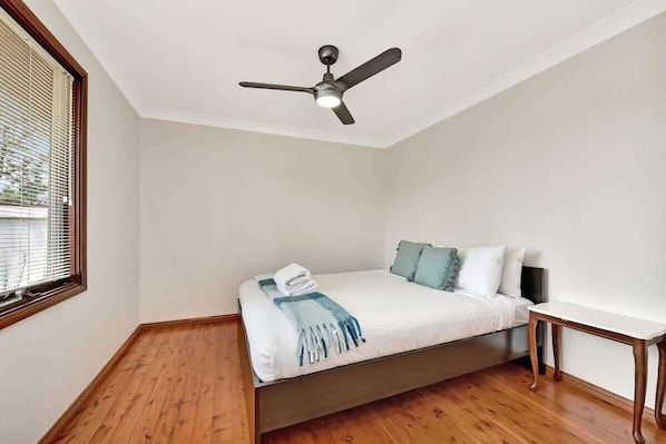 4 habitaciones, escritorio, tabla de planchar con plancha y wifi gratis