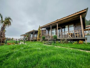 Casa na árvore básica | Cofres nos quartos, escrivaninha, Wi-Fi de cortesia
