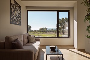 Een smart-tv, een tafeltennistafel, boeken en een stereo