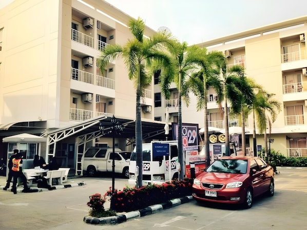 Exterior - Baanbudsarin Apartment (Sing Buri)
