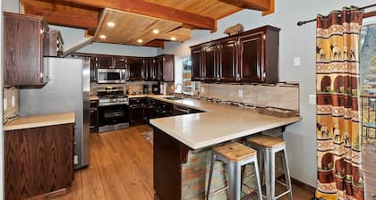 Ollie's Cabin By Destination Big Bear: Views of Bear Mountain! Hot Tub! Foosball! Fully Fenced!