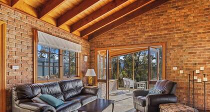 Country style Stunner Bushland Peace and Privacy