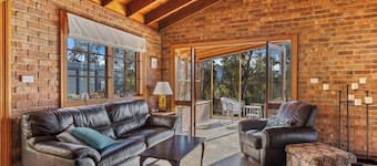 Country style Stunner Bushland Peace and Privacy