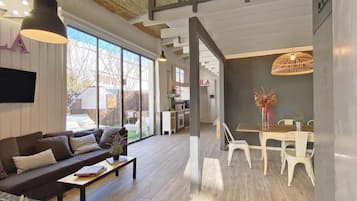 Een televisie en een kantoor