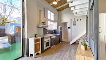 Een koelkast, een magnetron, een oven, een kookplaat