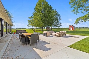 Outdoor dining - Landing(43M0)- Sleeps 20 + Airway Strip + Hot Tub (Pleasant Hill)
