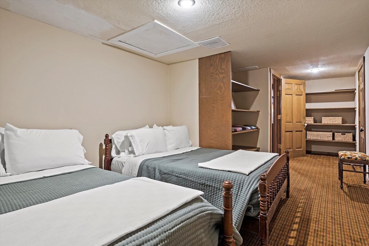 5 bedrooms, desk, iron/ironing board, WiFi (free)