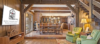 The Landing(43MO)  - Luxurious Lodge Sleeps 20 + Airway Strip + Hot Tub