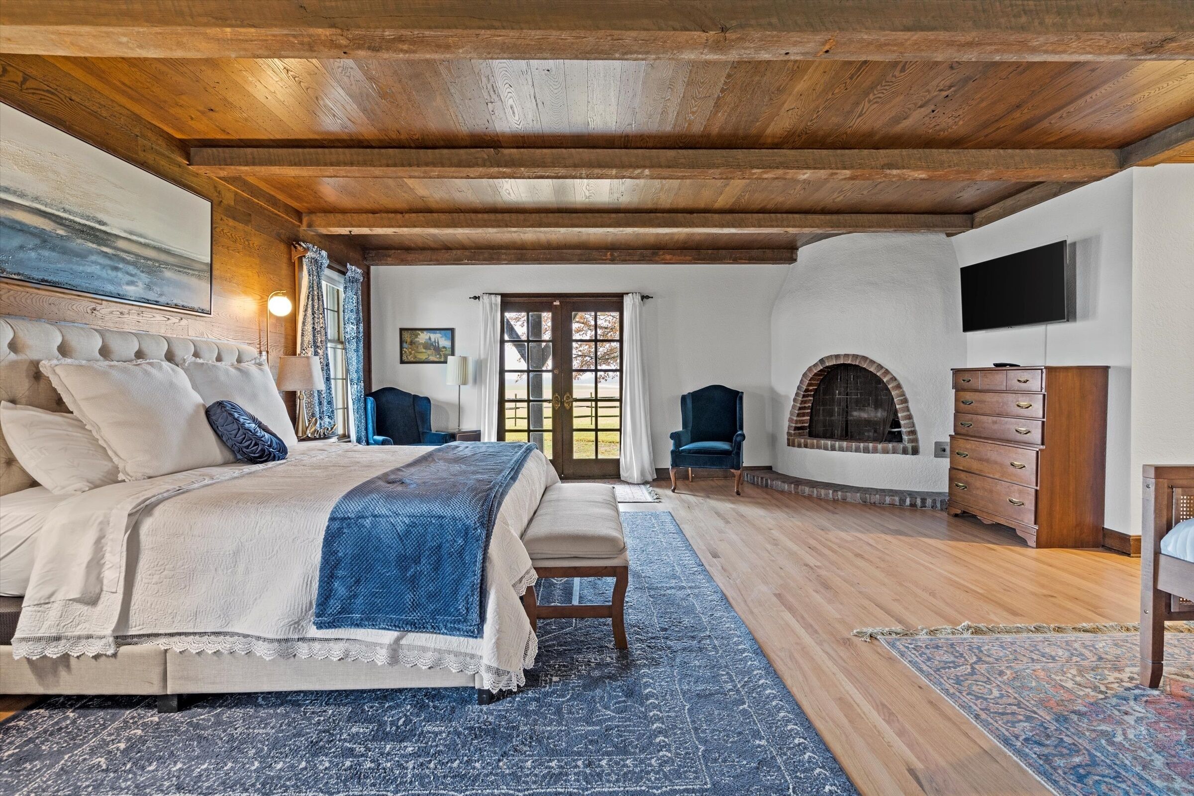 5 bedrooms, desk, iron/ironing board, WiFi (free)