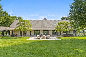 Exterior - Landing(43M0)- Sleeps 20 + Airway Strip + Hot Tub (Pleasant Hill)