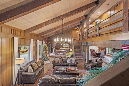 The Landing(43MO)  - Luxurious Lodge Sleeps 20 + Airway Strip + Hot Tub