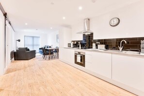 Kylskåp, mikrovågsugn, ugn och spishäll