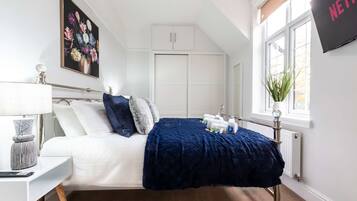 2 bedrooms, desk, iron/ironing board, travel cot