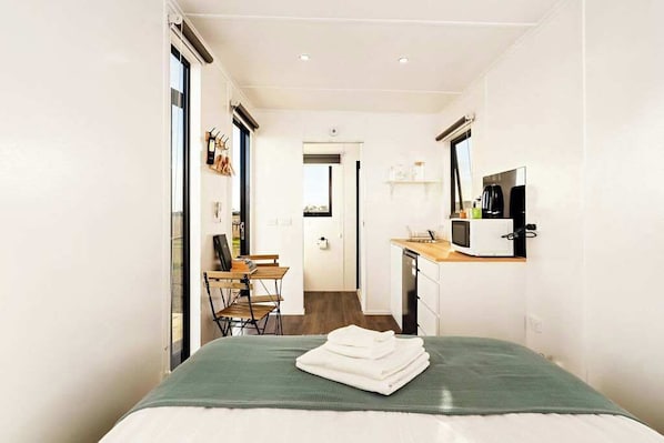 1 bedroom, bed sheets