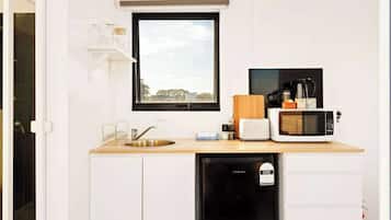 Kühlschrank, Herdplatte, Toaster, Kochgeschirr/Geschirr/Besteck