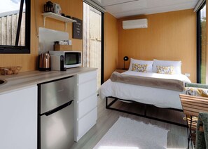 1 bedroom, bed sheets