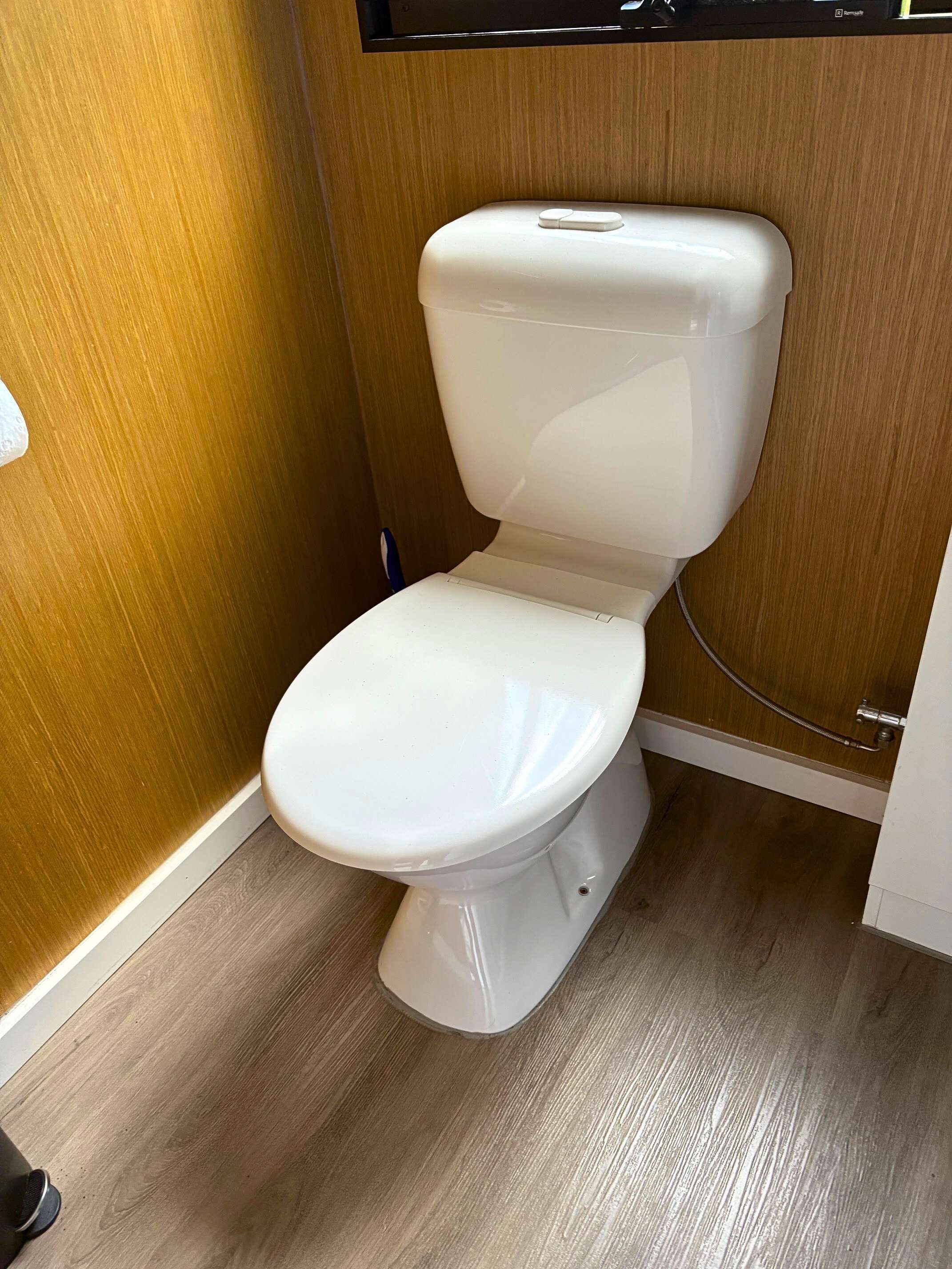 Douche, sèche-cheveux, serviettes fournies